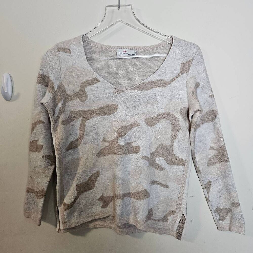 Vineyard Vines V Neck Wool/Cashmere Blend Sweater in Desert Camo Small